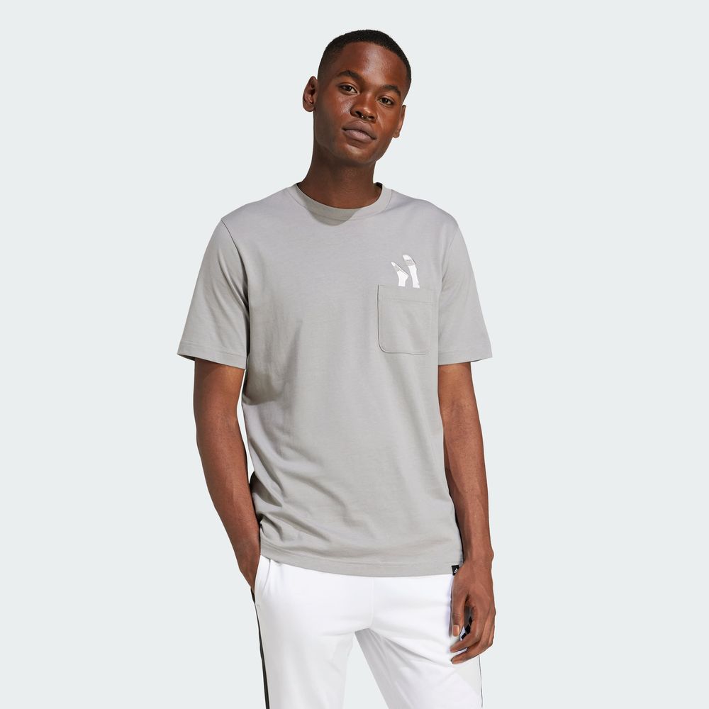 Foto 6 pulgar | Playera Estampada Bolsillo Lounge Slides Adidas Gris Hombre