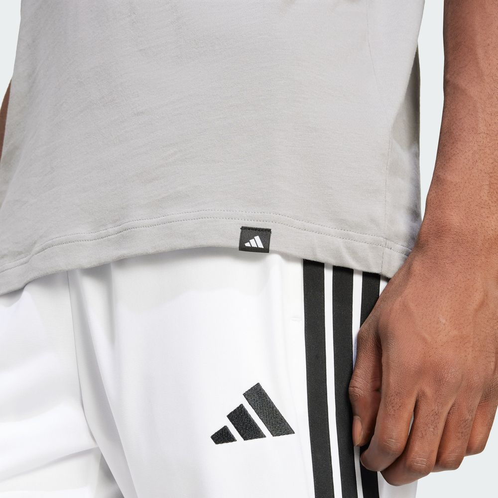 Foto 7 pulgar | Playera Estampada Bolsillo Lounge Slides Adidas Gris Hombre