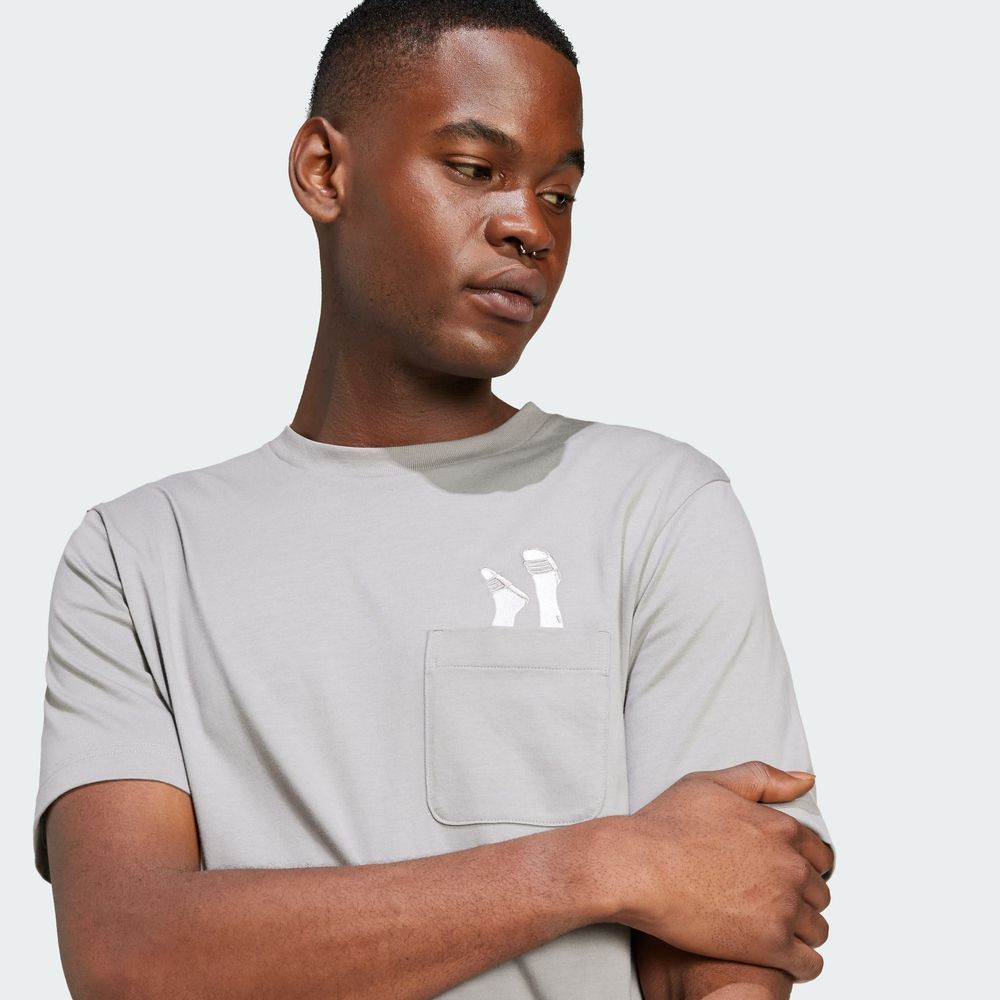 Foto 7 | Playera Estampada Bolsillo Lounge Slides Adidas Gris Hombre