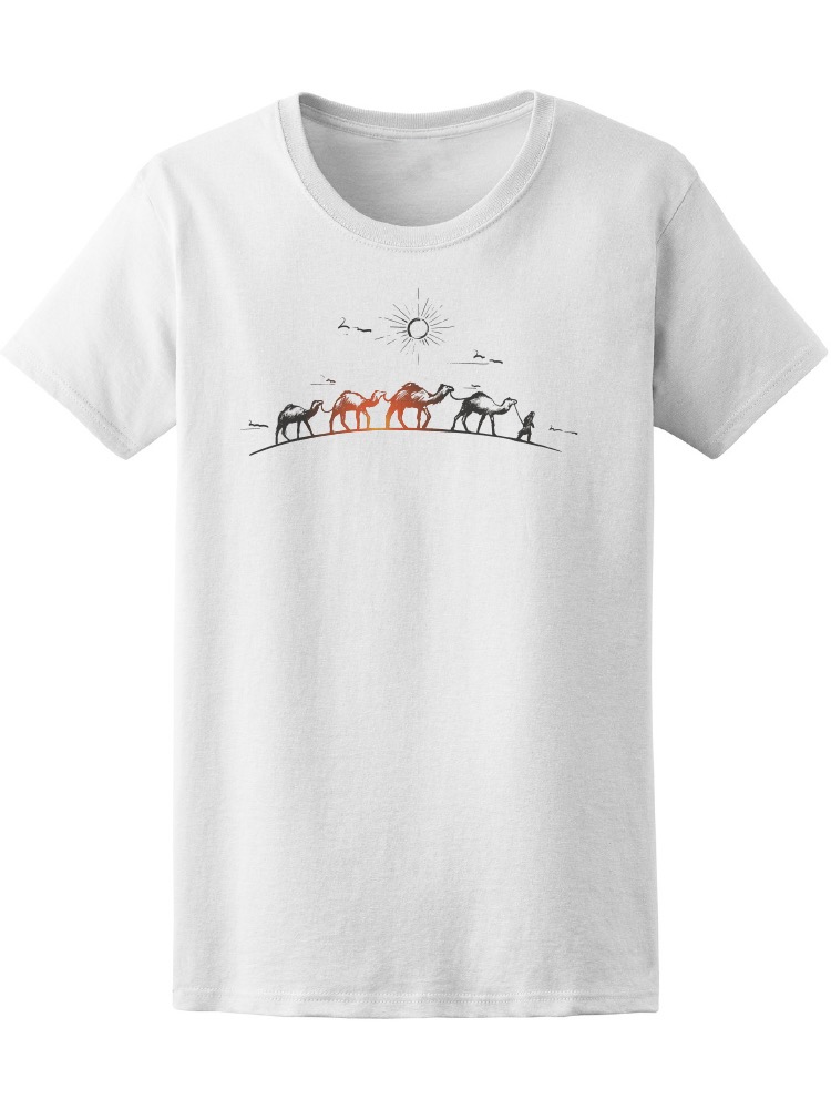 Playera SmartPrintsInk color Blanco para Hombre - Camellos en Desierto al Atardecer