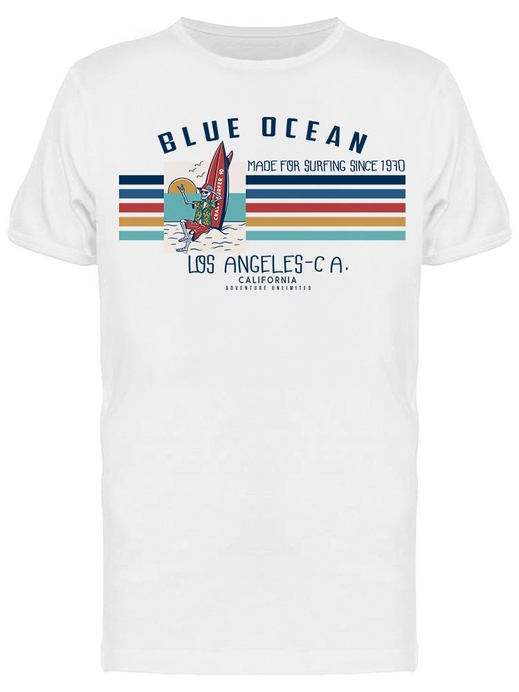 Playera SmartPrintsInk color Blanco para Hombre - Océano Azul California Banner con Colores Retro