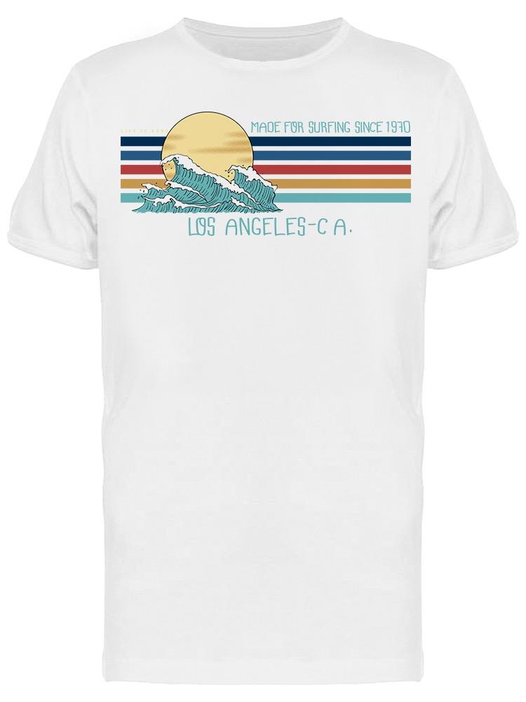 Playera SmartPrintsInk color Blanco para Hombre - Olas Y Sol Banner Colores Retro