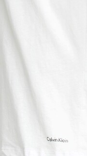Foto 5 | Camiseta Calvin Klein de Algodón Clásica Corte Ajustado Cuello en V para Hombre - Venta Internacional