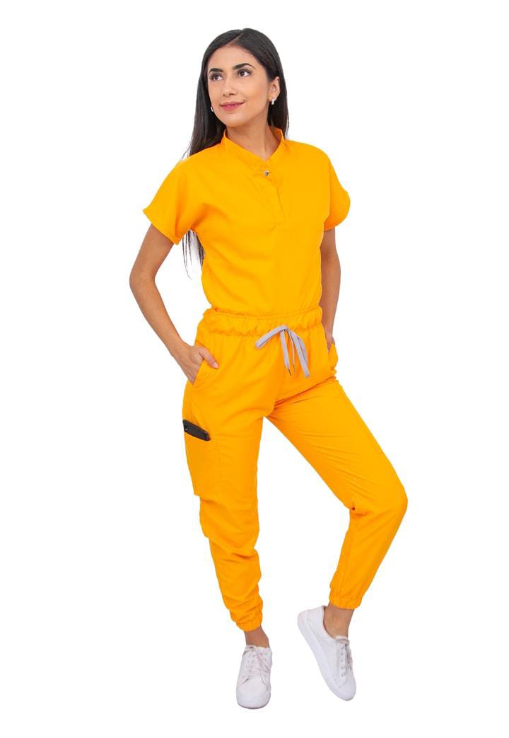 Foto 2 pulgar | Pijama Quirúrgica Dama Jogger Antifluido Stretch Kolorum color Amarillo