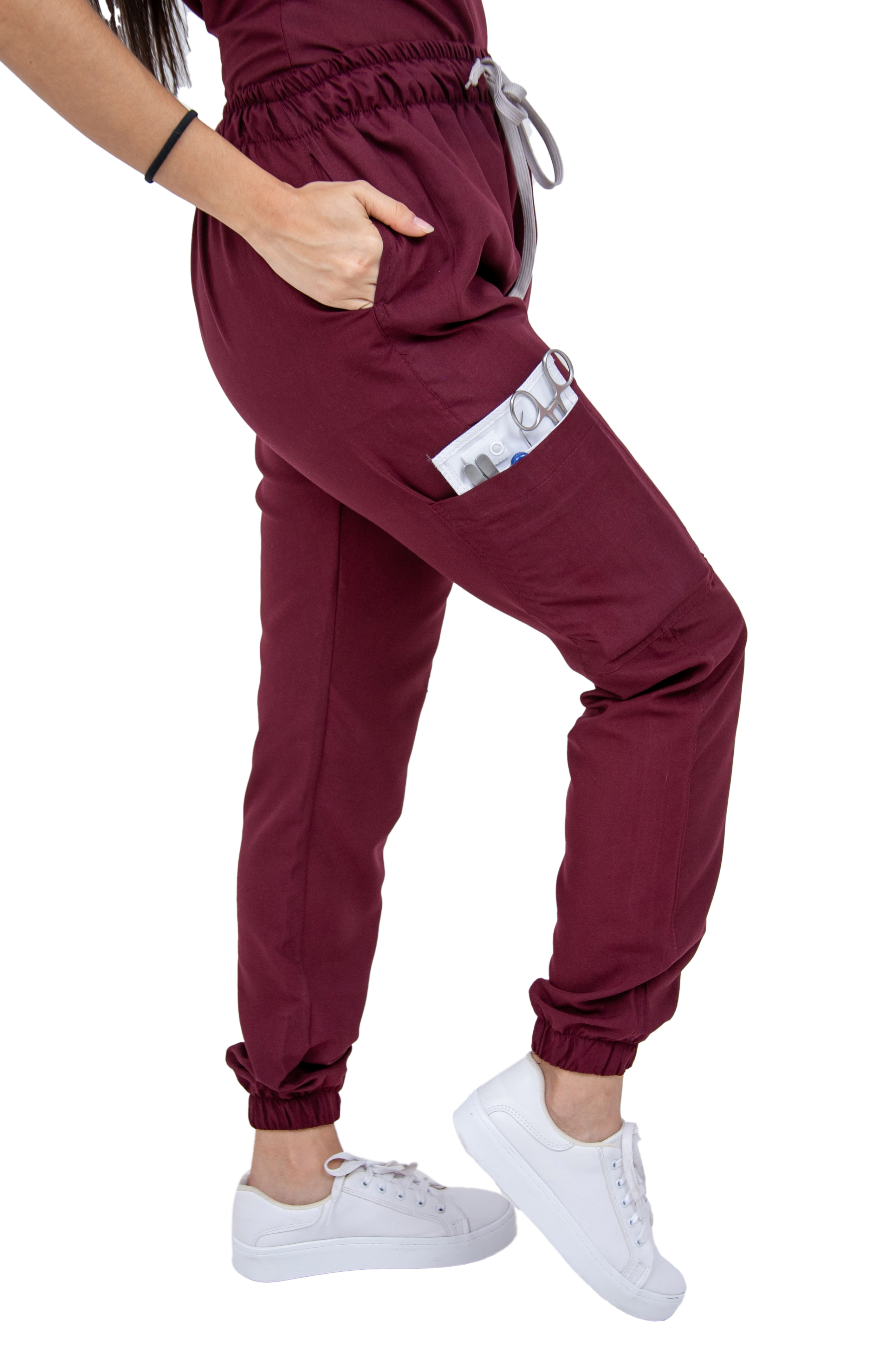 Foto 5 pulgar | Pijama Quirúrgica Para Mujer Antifluido Vino Pantalón Jogger Stretch Scrub Kolorum Modelo Mao