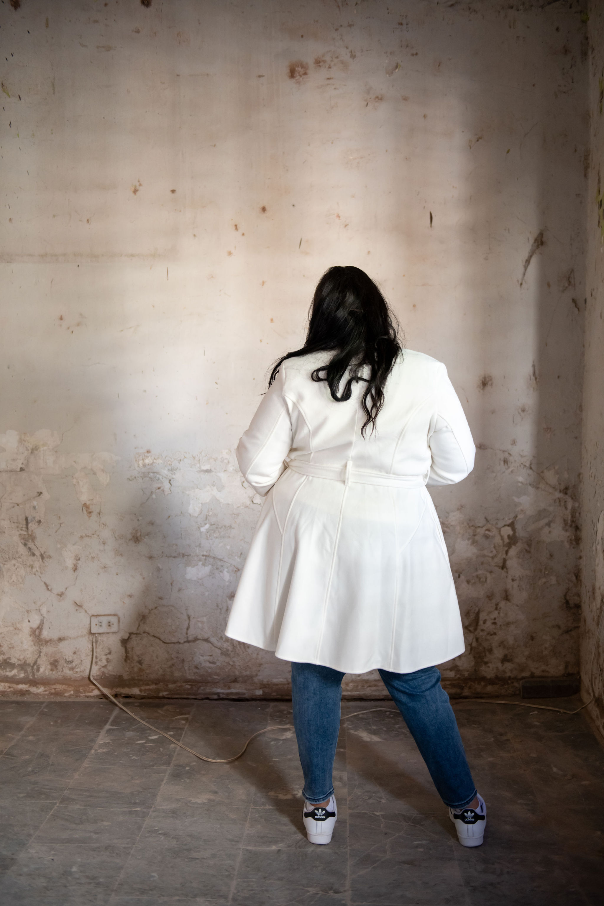 Foto 3 | Abrigo Asimétrico María Ferré 20280 Ivory Con Lazo Para Mujer Tallas Extras