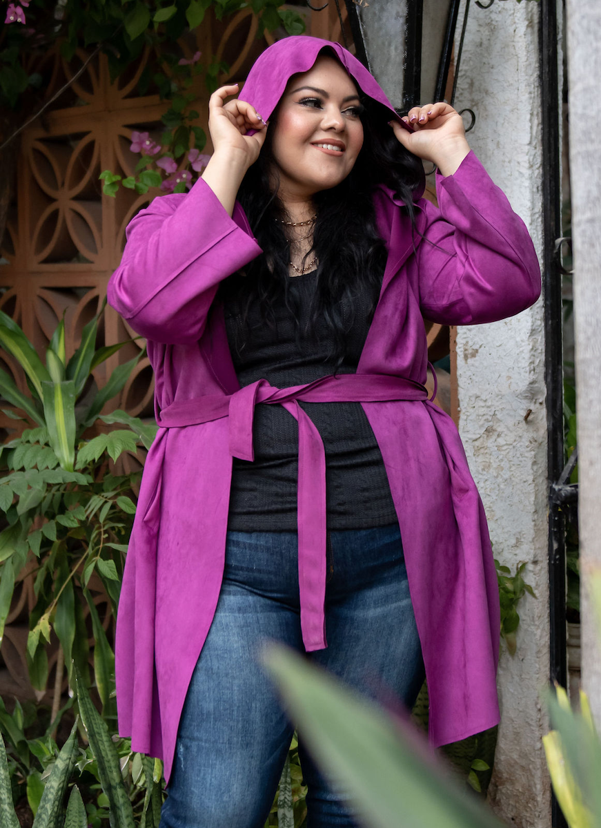Foto 4 pulgar | Abrigo María Ferré 37230 Magenta Con Capucha Y Lazo Para Mujer Tallas Extras