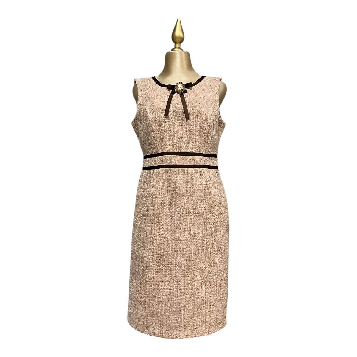 Foto 2 pulgar | Vestido Beige Con Broche Sin Mangas Mussi