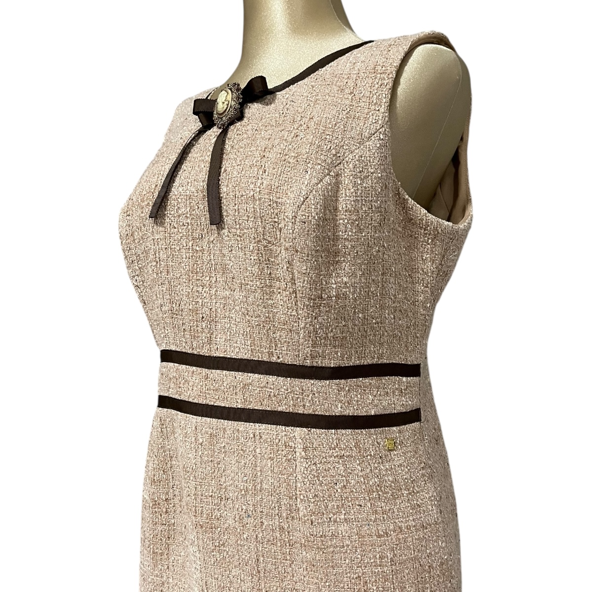 Foto 4 pulgar | Vestido Beige Con Broche Sin Mangas Mussi