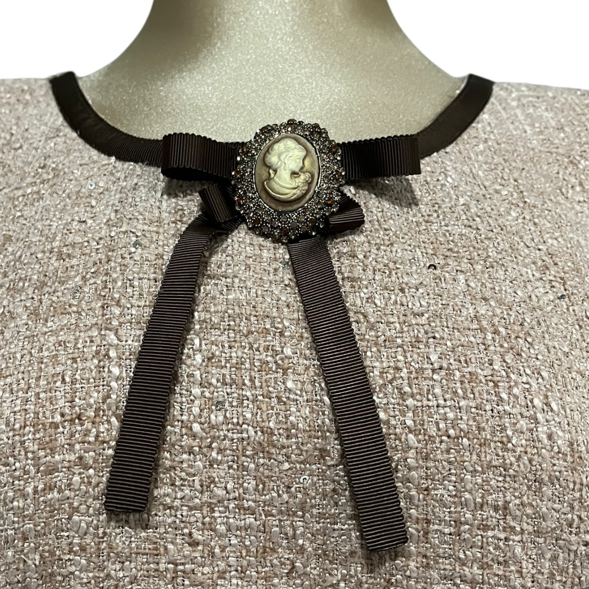 Foto 5 pulgar | Vestido Beige Con Broche Sin Mangas Mussi