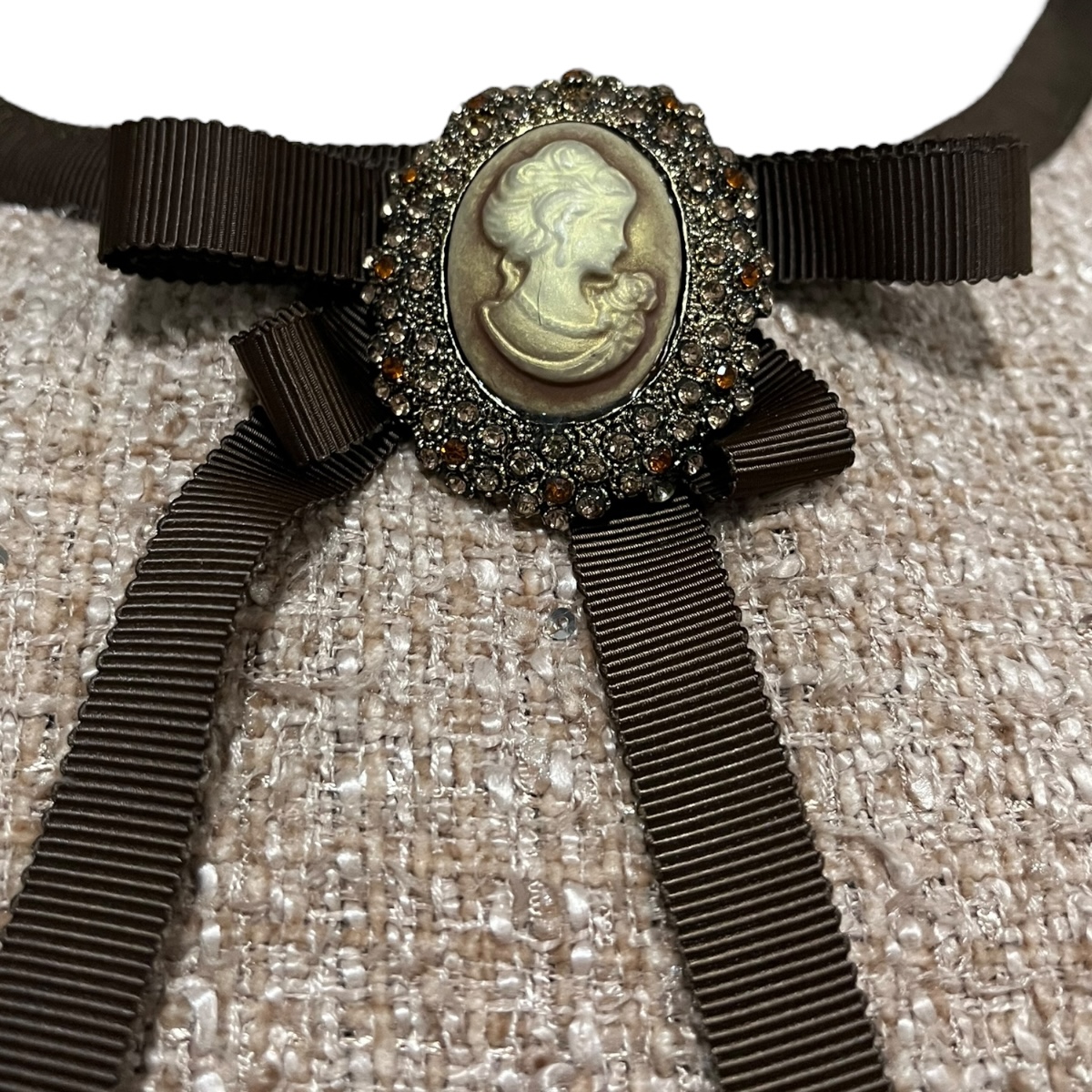 Foto 6 pulgar | Vestido Beige Con Broche Sin Mangas Mussi
