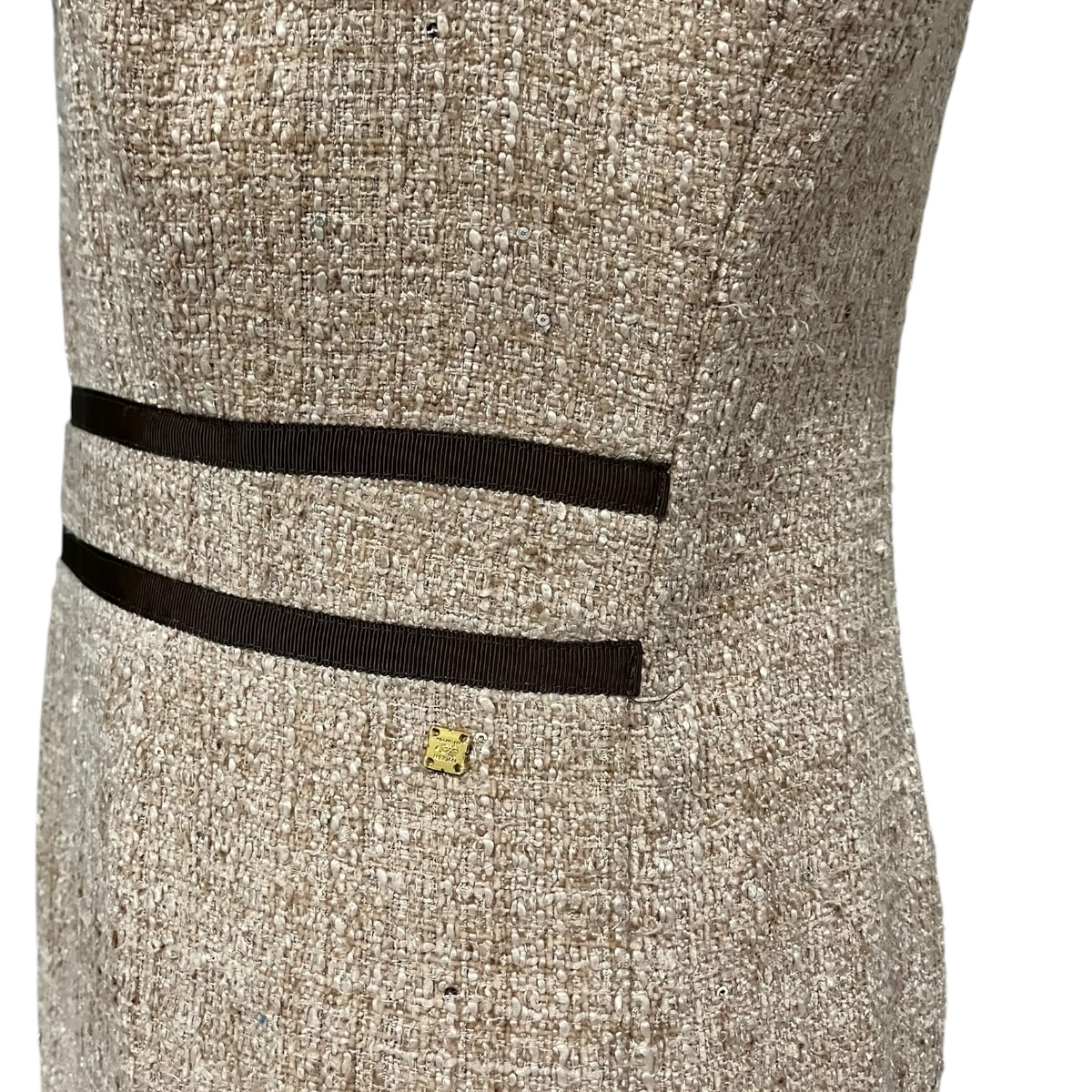 Foto 7 pulgar | Vestido Beige Con Broche Sin Mangas Mussi