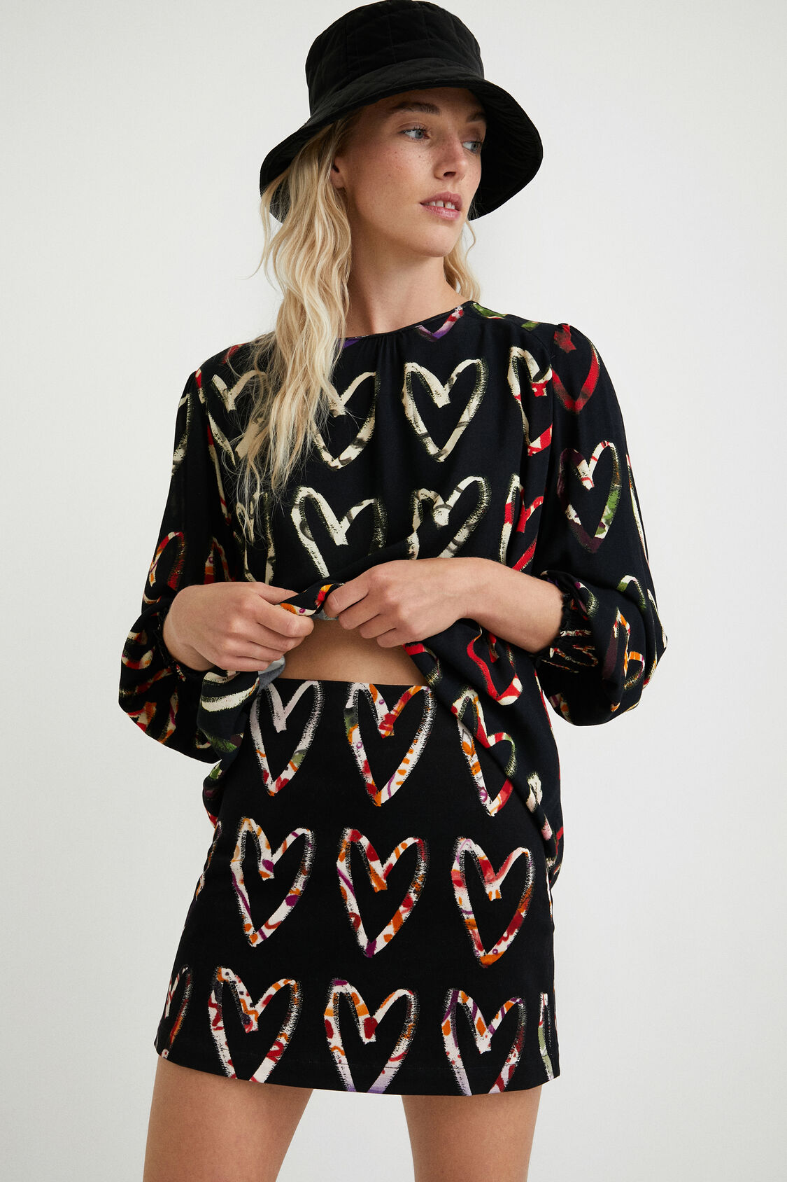 Foto 2 | Blusa Loose Color Negro Crepe Estampado Corazones Desigual