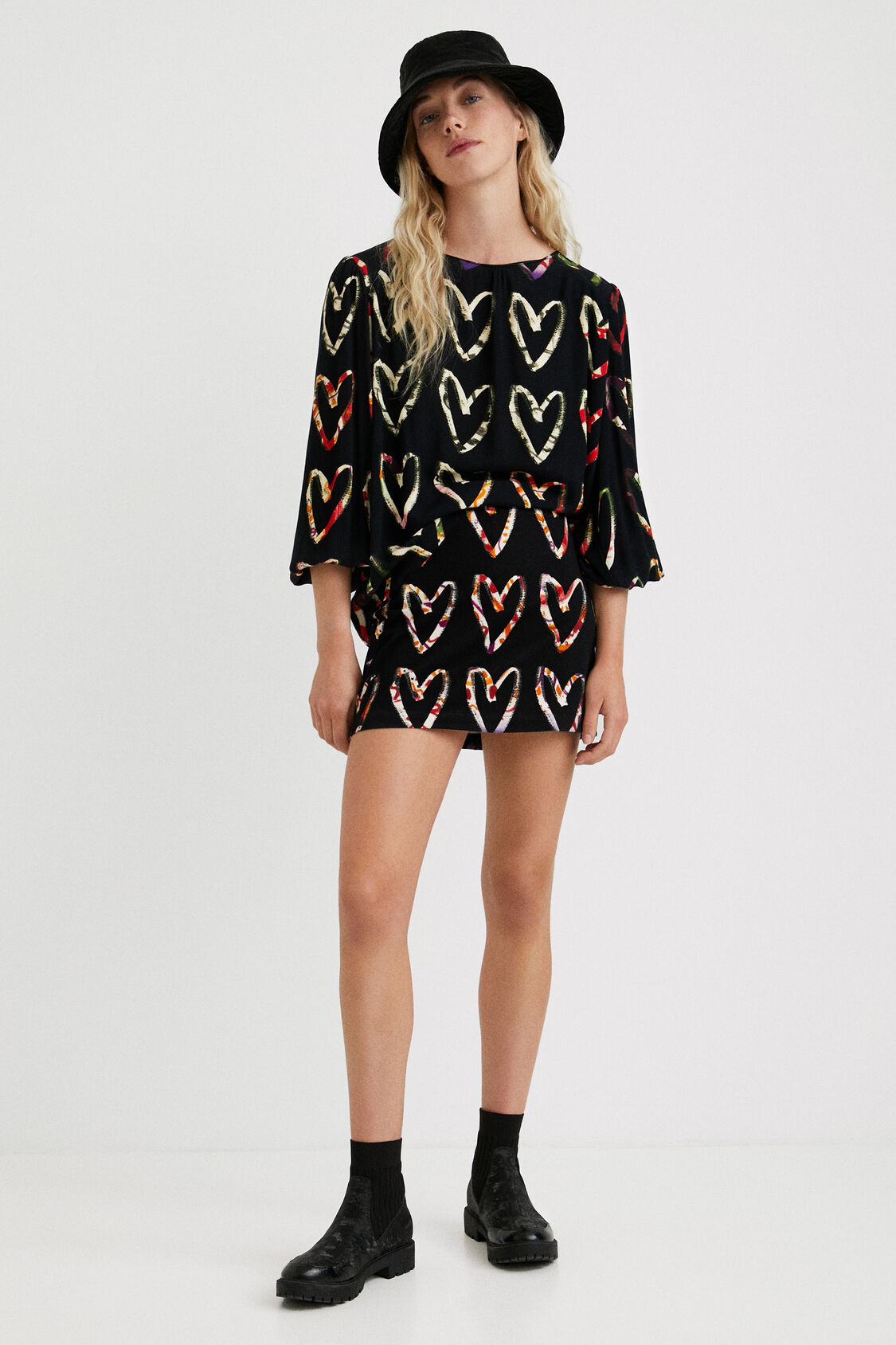 Foto 4 pulgar | Blusa Loose Color Negro Crepe Estampado Corazones Desigual