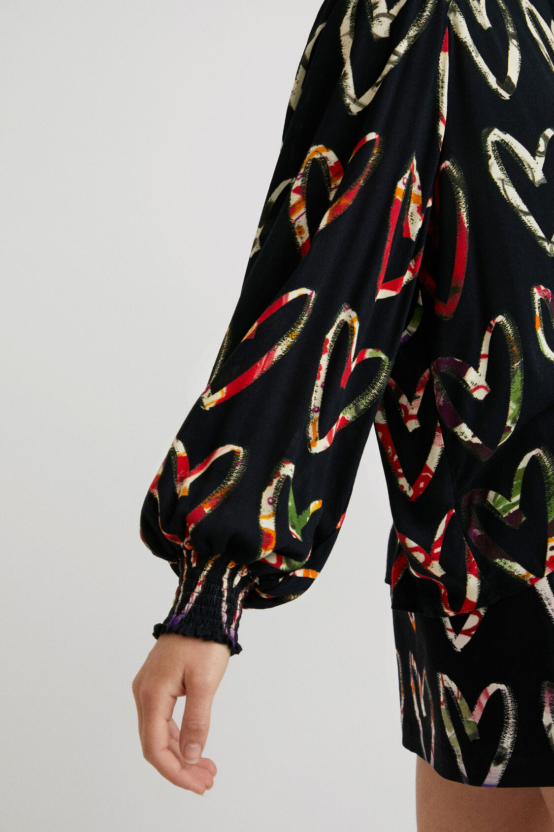 Foto 5 pulgar | Blusa Loose Color Negro Crepe Estampado Corazones Desigual