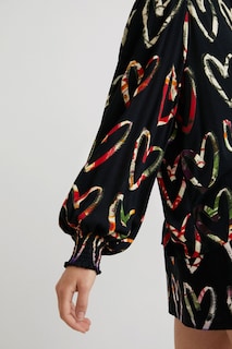 Foto 4 | Blusa Loose Color Negro Crepe Estampado Corazones Desigual