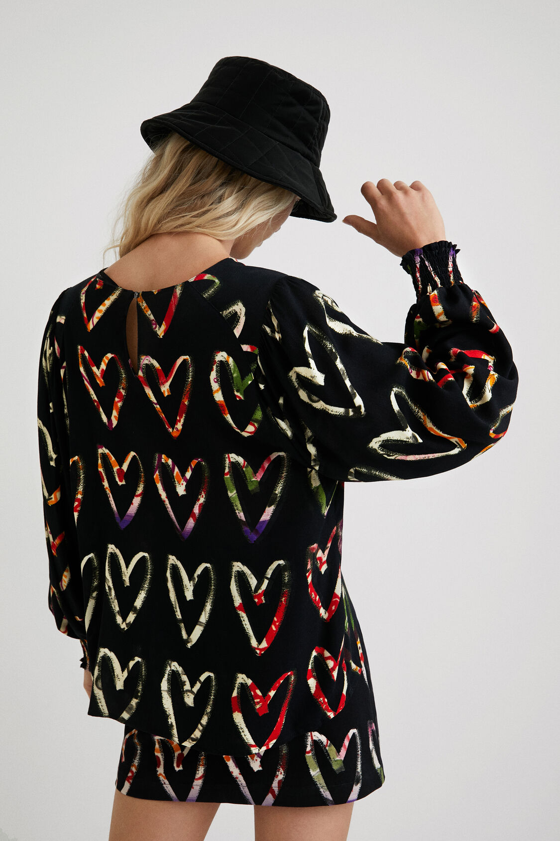 Foto 6 pulgar | Blusa Loose Color Negro Crepe Estampado Corazones Desigual