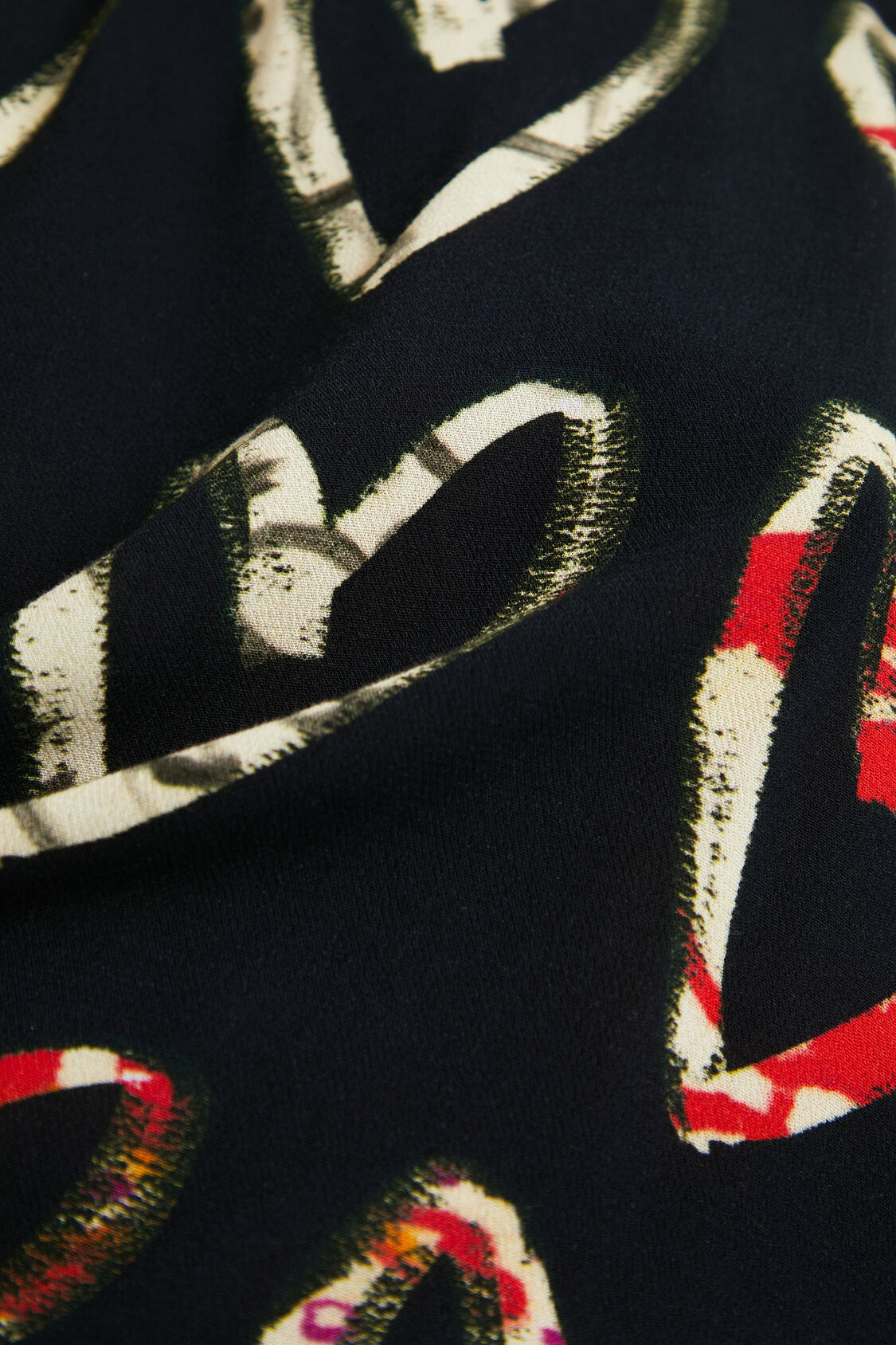 Foto 7 pulgar | Blusa Loose Color Negro Crepe Estampado Corazones Desigual