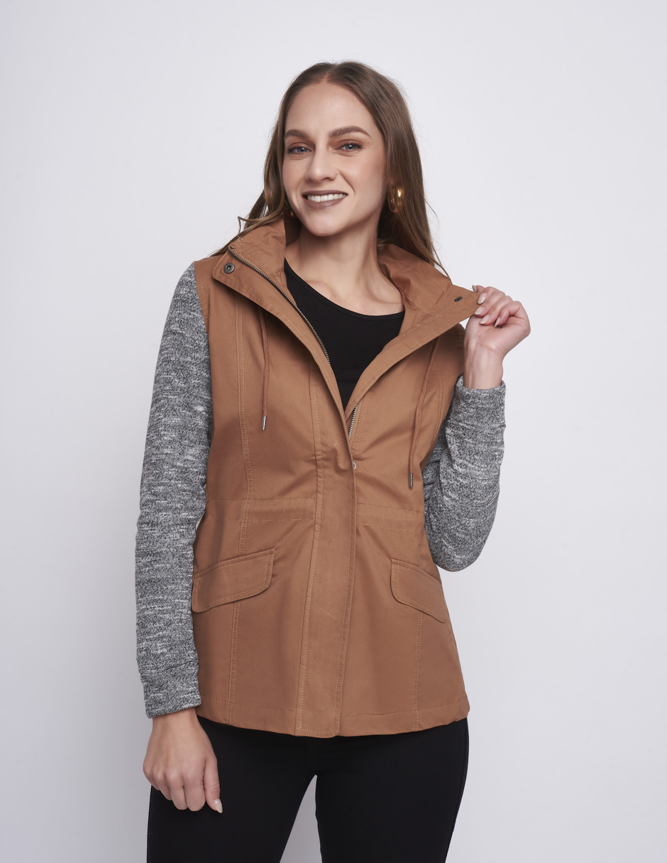 Chamara Devendi Camel con Gorro