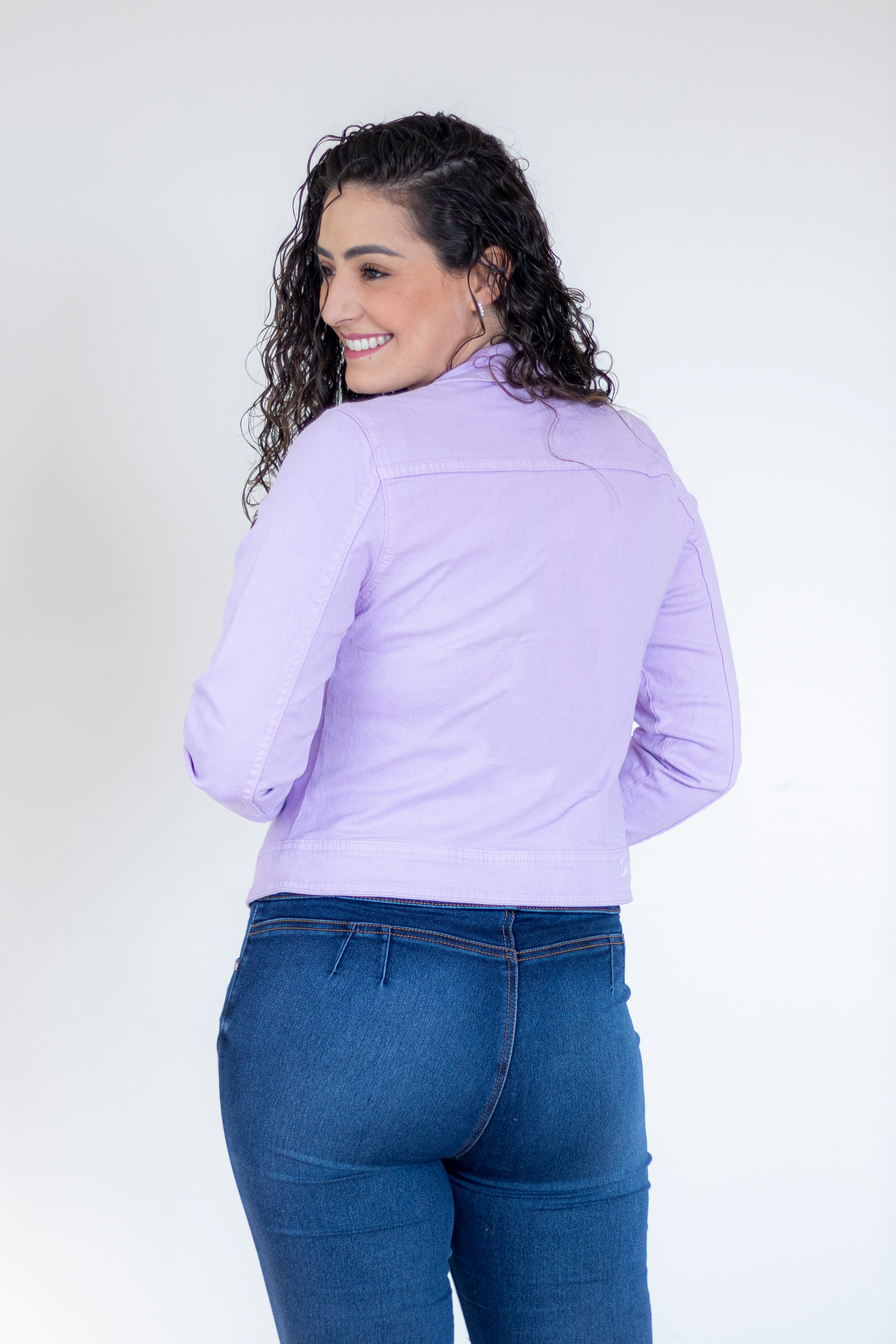 Foto 4 pulgar | Chamarra de Mezclilla Indicum Lila para Mujer