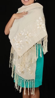 Foto 2 | Rebozo Chal Yucateco Artesanal Beige Bordado a Mano