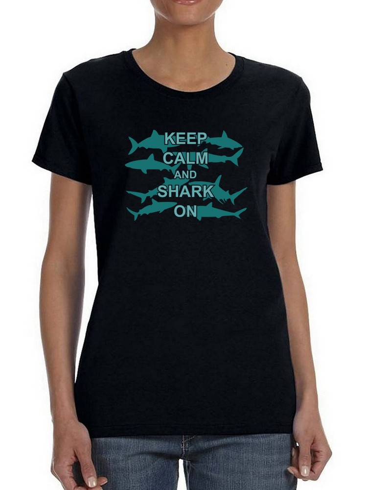Playera Smartprintsink color Negro para Mujer Conserva La Calma y Nada con los Tiburones