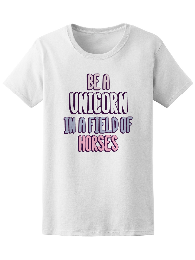 Playera Smartprintsink Mujer con Diseño de Sé Un Unicornio En Un Campo De Caballos