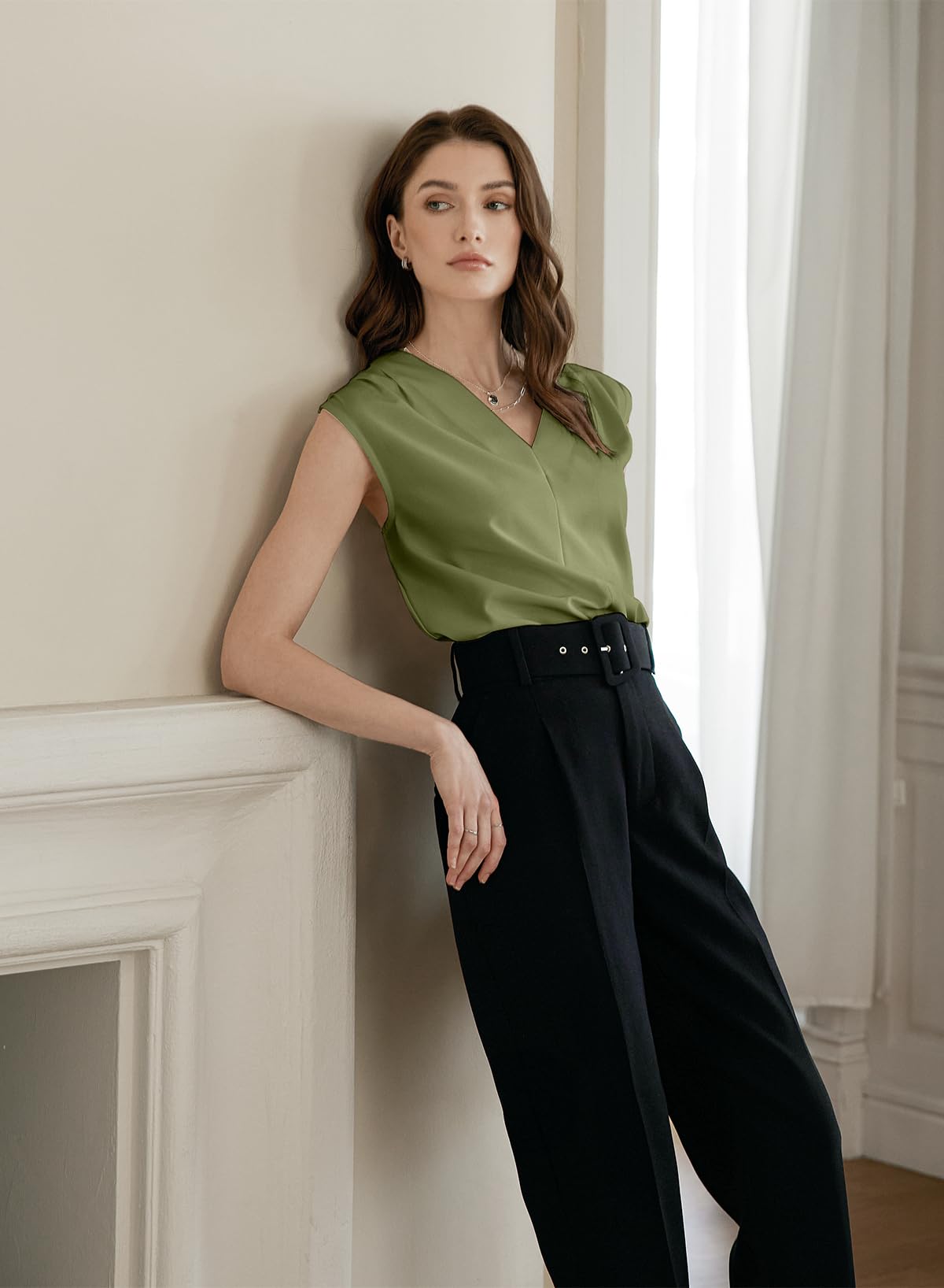 Foto 4 | Blusa Evaless Sin Mangas Con Cuello En V Plisada Para Mujer, Color Verde Helecho S - Venta Internacional.