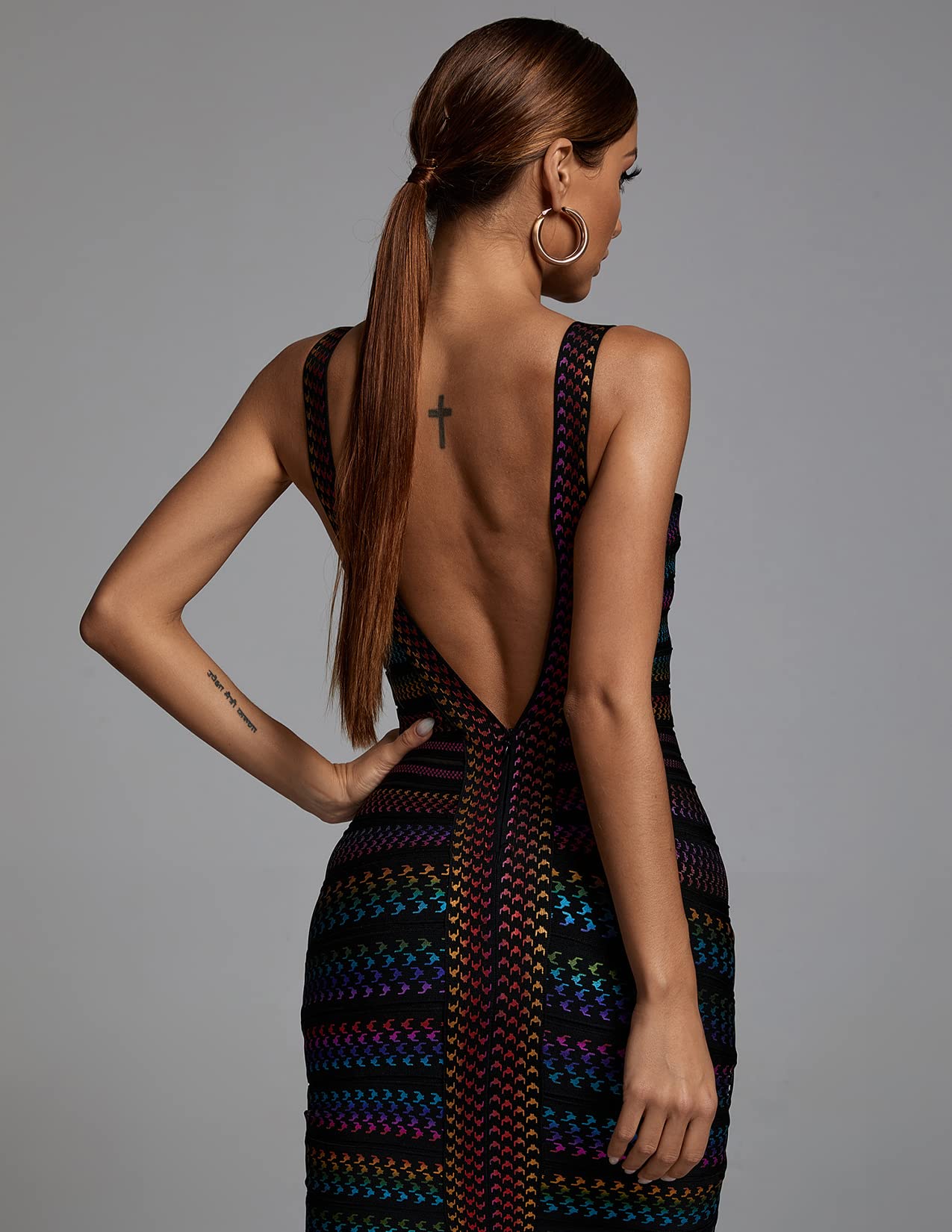 Foto 2 | Vestido Ajustado Bella Barnett Con Vendaje Arcoíris Y Tirantes Finos - Venta Internacional.