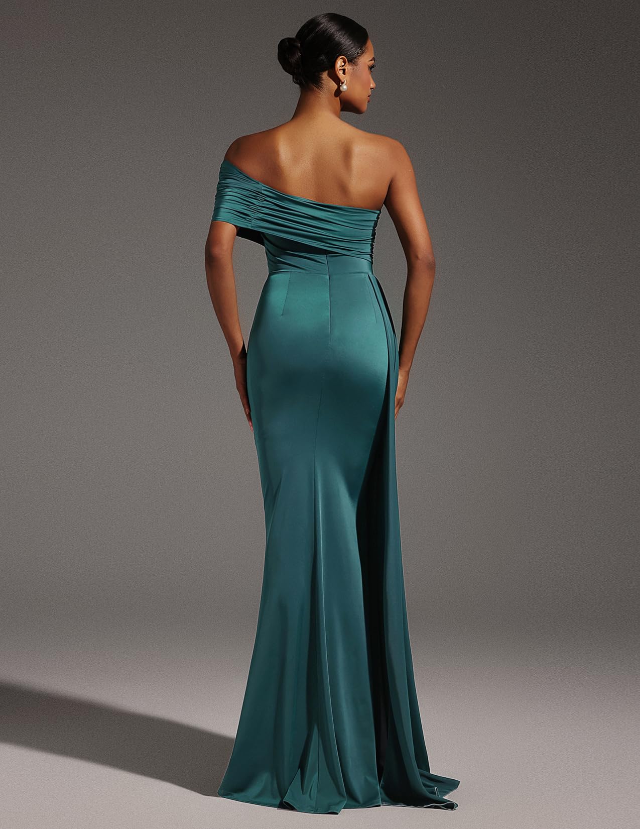 Foto 4 pulgar | Vestido Largo Bella Barnett Verde Con Un Solo Hombro Y Espalda Fruncida - Venta Internacional.