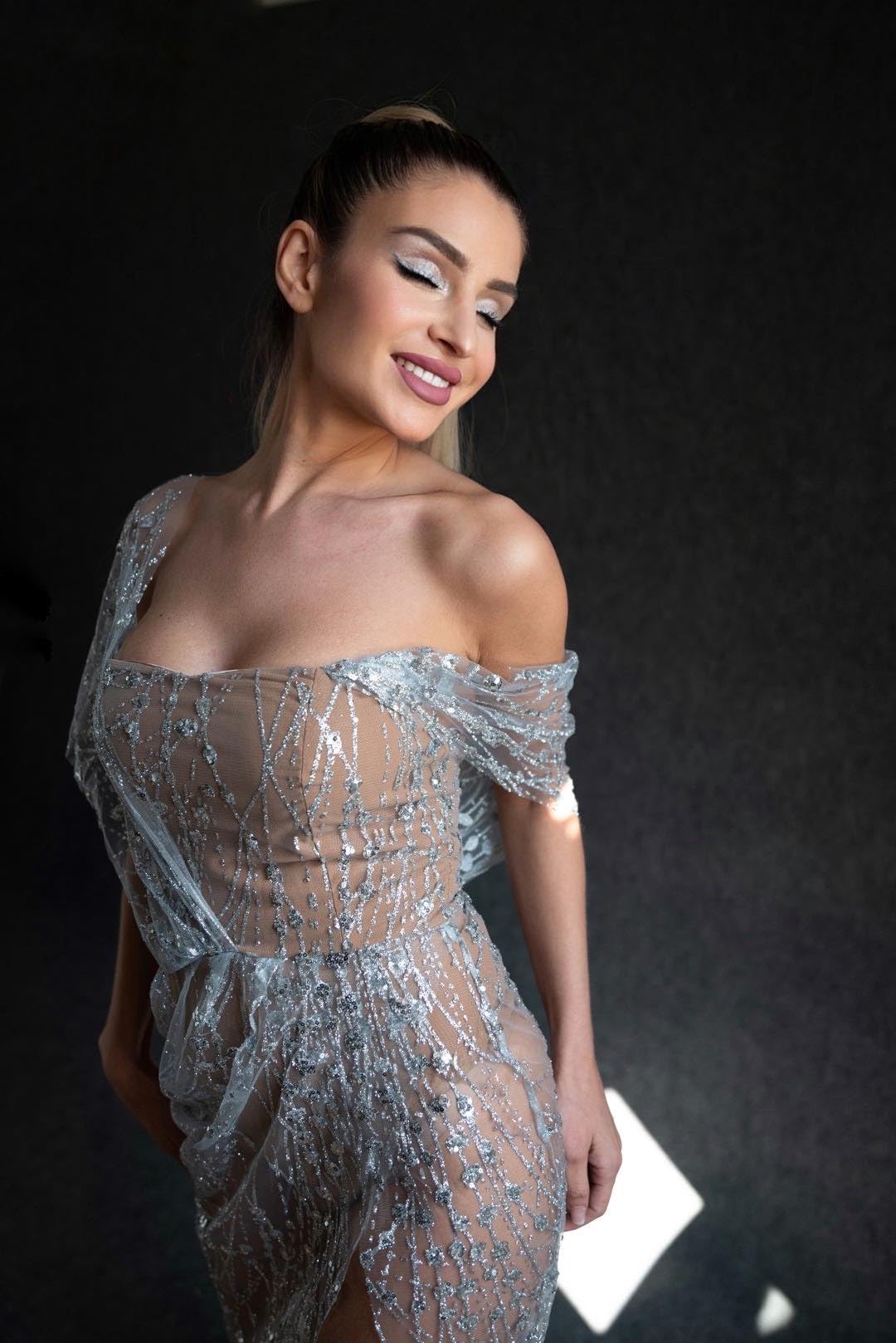 Foto 7 pulgar | Vestido Bella Barnett Sparkly Midi Mesh Club Party Plateado - Venta Internacional.