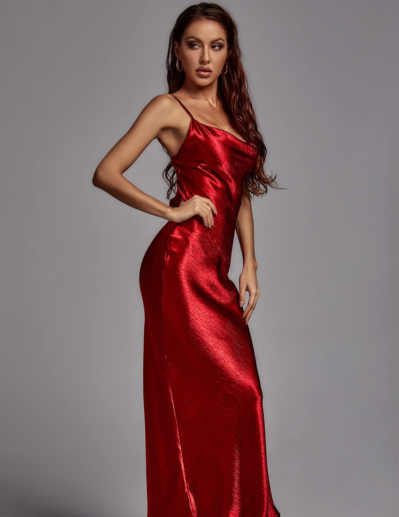 Foto 6 pulgar | Vestido Bella Barnett Satinado Con Tirantes Finos Sin Espalda, Rojo - Venta Internacional.