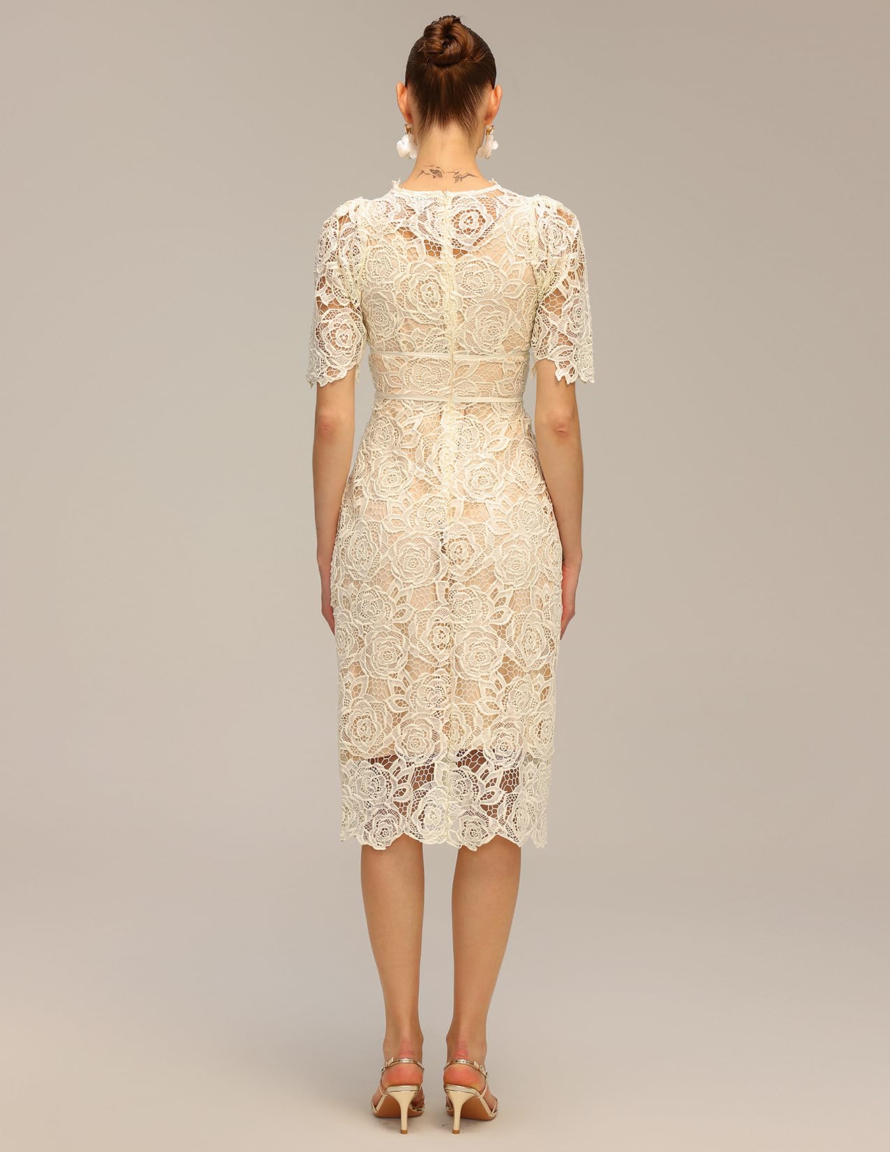 Foto 5 pulgar | Vestido Tsukko Beige De Manga Corta Con Bordado De Flores Y Cuello En V - Venta Internacional.
