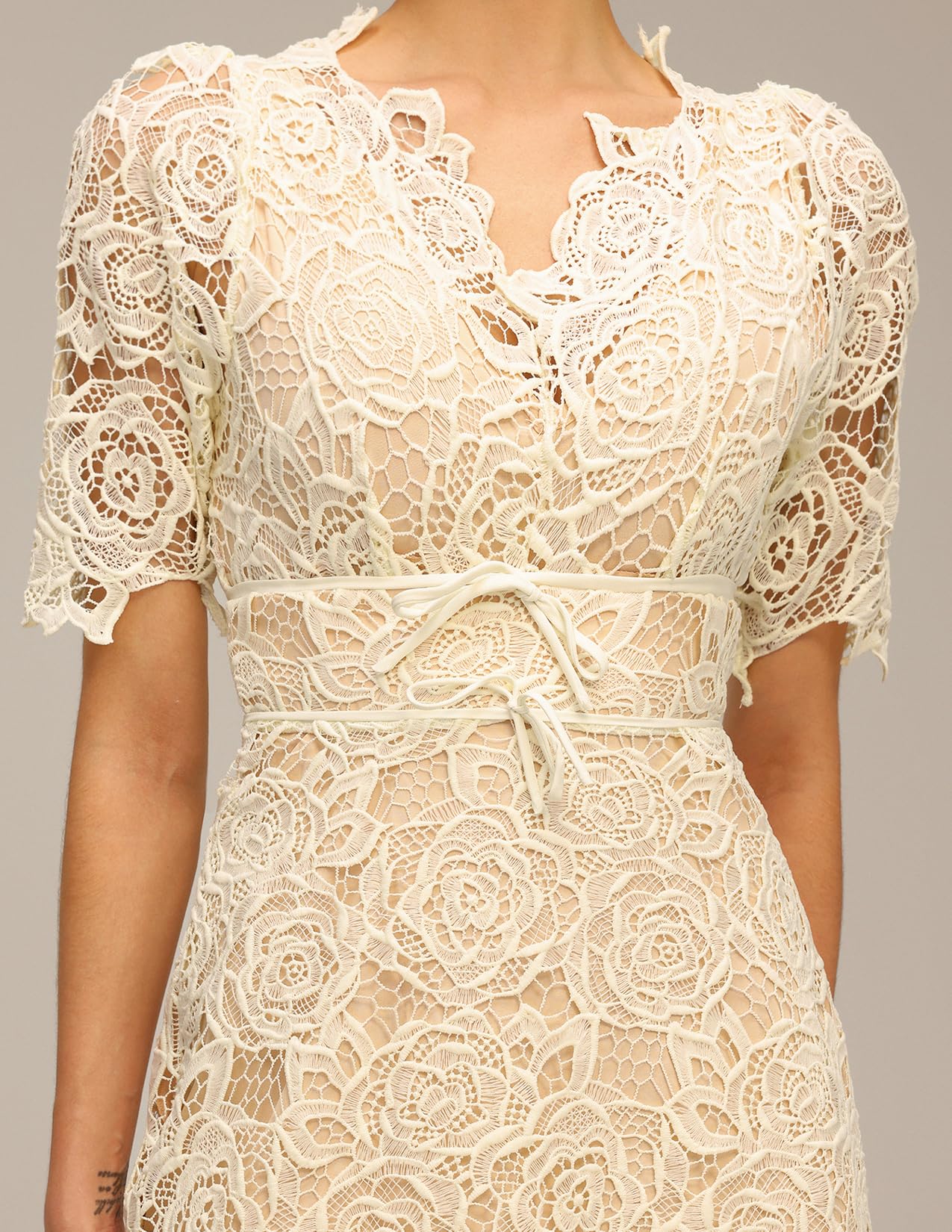 Foto 6 pulgar | Vestido Tsukko Beige De Manga Corta Con Bordado De Flores Y Cuello En V - Venta Internacional.