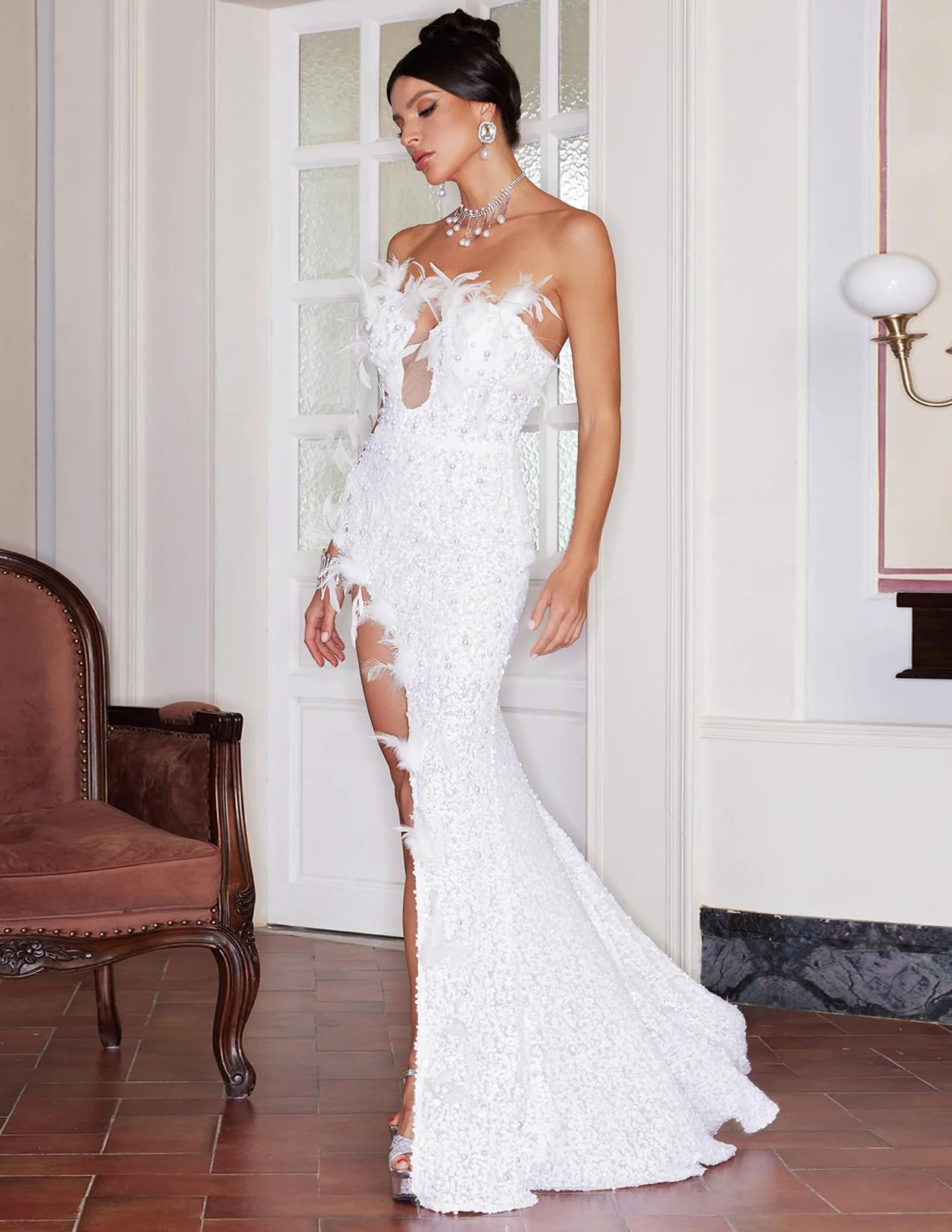 Foto 4 pulgar | Vestido Largo Sin Tirantes Bella Barnett Con Lentejuelas Y Plumas Blancas Y Perlas - Venta Internacional.