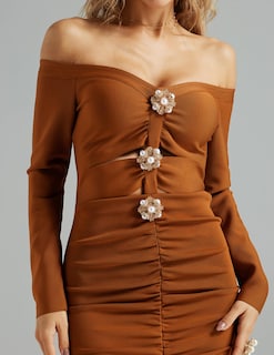 Foto 5 | Vestido Largo Bella Barnett Marrón Con Hombros Descubiertos Fruncidos Para Mujer - Venta Internacional.