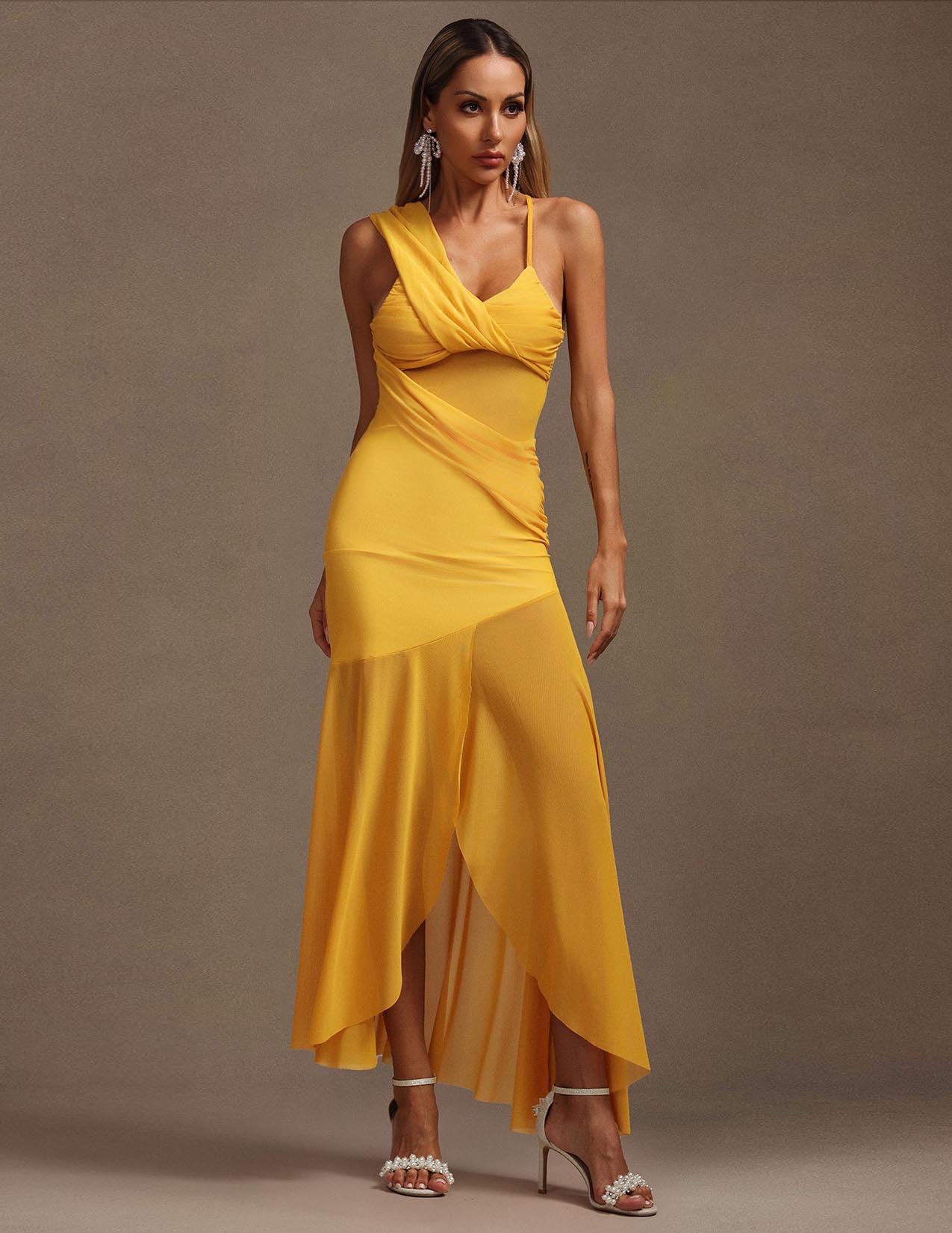 Foto 4 pulgar | Vestido Tsukko Con Nudo Amarillo Y Tirantes Finos Y Abertura Asimétrica - Venta Internacional.