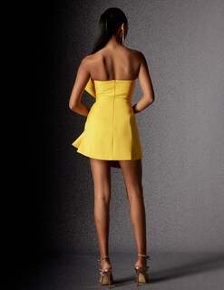 Foto 3 | Vestido Minivestido Ajustado Sin Tirantes Con Lazo Amarillo Bella Barnett - Venta Internacional.
