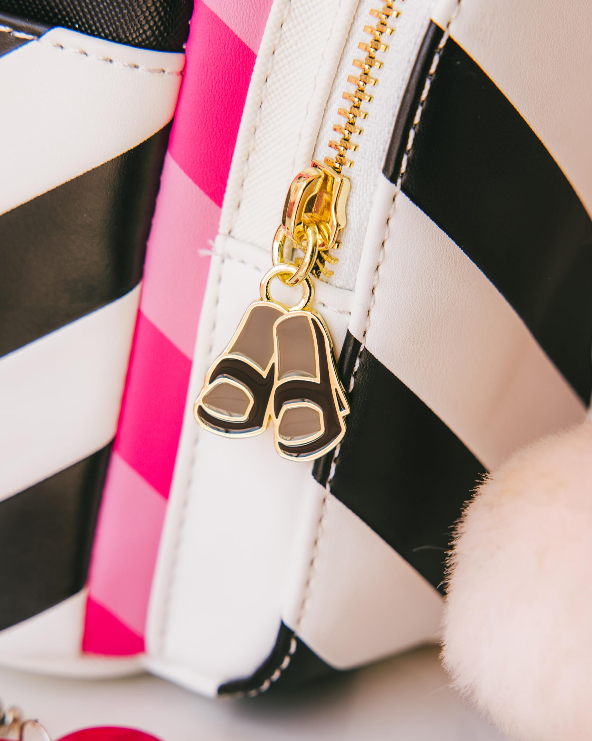 Foto 4 | Minimochila Loungefly Barbie, 65 Aniversario De Barbie - Venta Internacional.