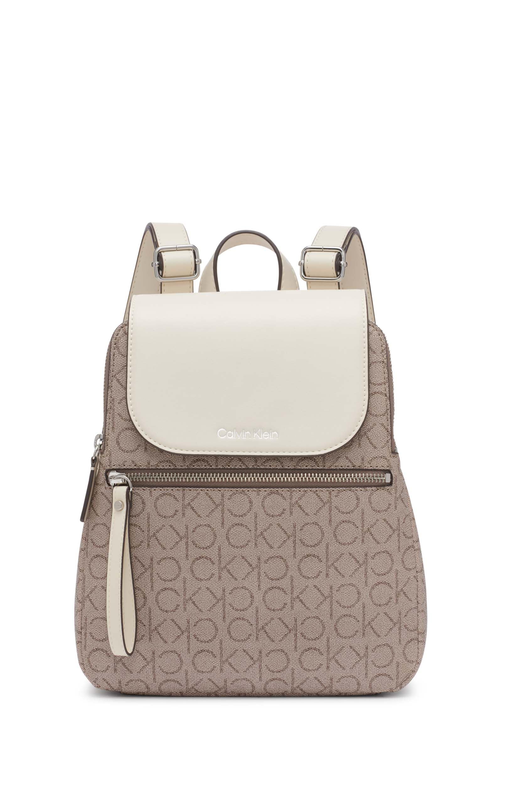 Foto 2 pulgar | Mochila Reyna Signature Key Item De Calvin Klein, Color Almendra - Venta Internacional.