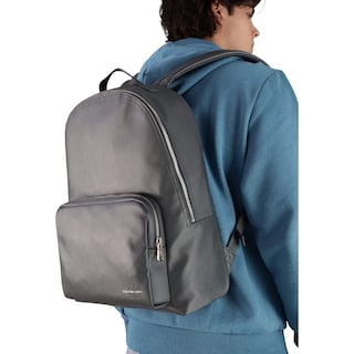 Foto 2 | Mochila Calvin Klein De Piel Jeans Monologo Color Gris Oscuro - Original
