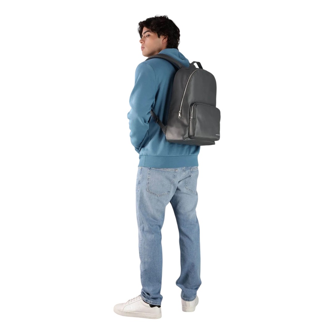Foto 4 pulgar | Mochila Calvin Klein De Piel Jeans Monologo Color Gris Oscuro - Original