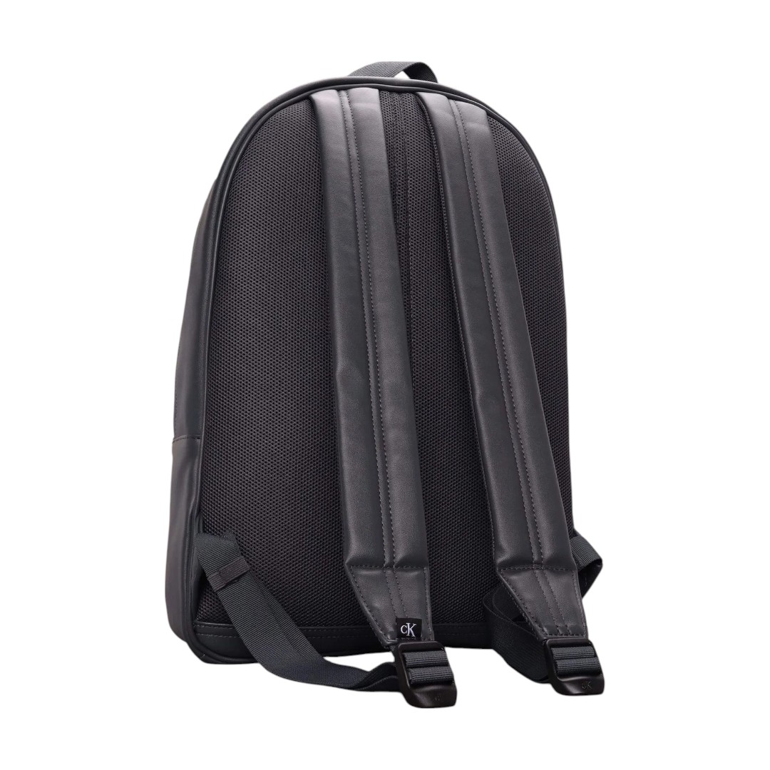 Foto 4 | Mochila Calvin Klein De Piel Jeans Monologo Color Gris Oscuro - Original