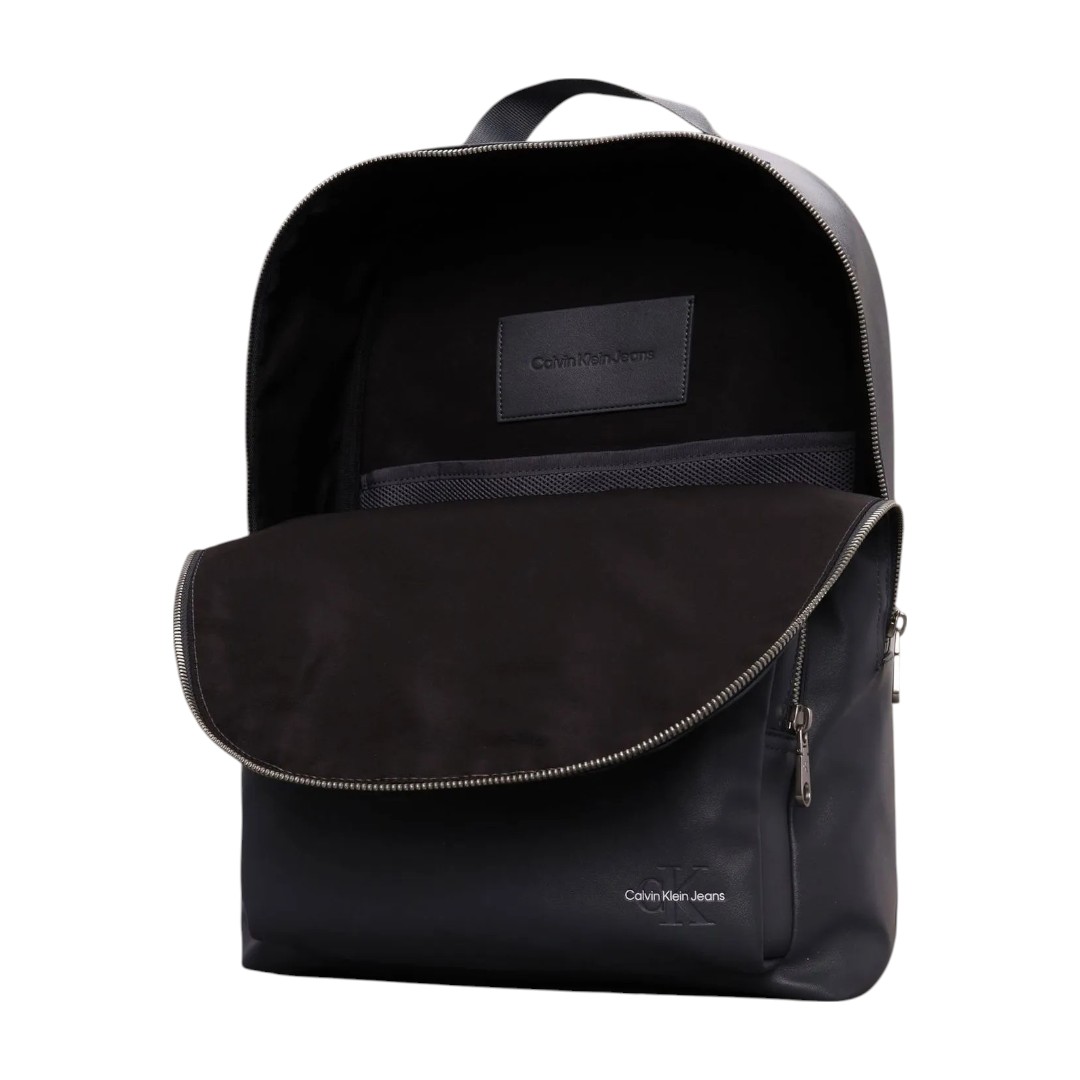 Foto 5 | Mochila Calvin Klein De Piel Jeans Monologo Color Gris Oscuro - Original