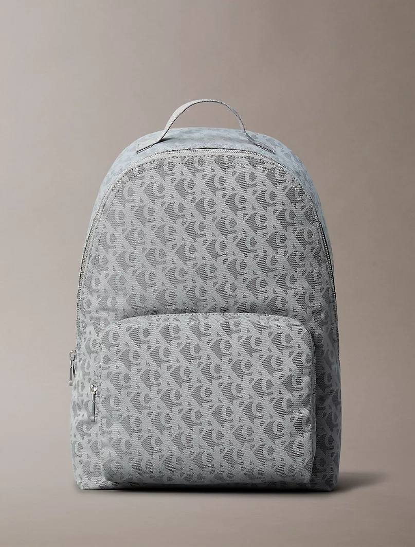 Foto 2 pulgar | Mochila Calvin Klein Jacquard Monograma Sp4060 Gris Escolar Unisex - Original
