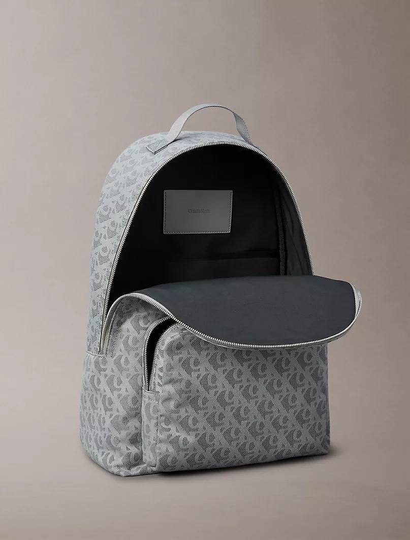 Foto 3 | Mochila Calvin Klein Jacquard Monograma Sp4060 Gris Escolar Unisex - Original