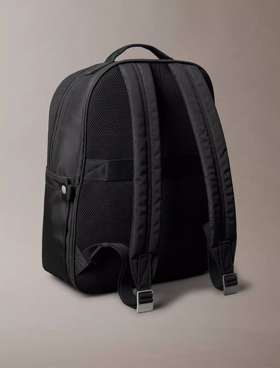 Foto 2 | Mochila Calvin Klein Utilitaria Backpack Escolar Porta Laptop Espacioso Negro 4060 Original