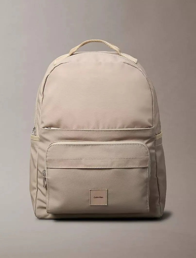 Foto 2 pulgar | Mochila Calvin Klein Escolar Utilitaria Backpack Porta Laptop Espacioso Beige