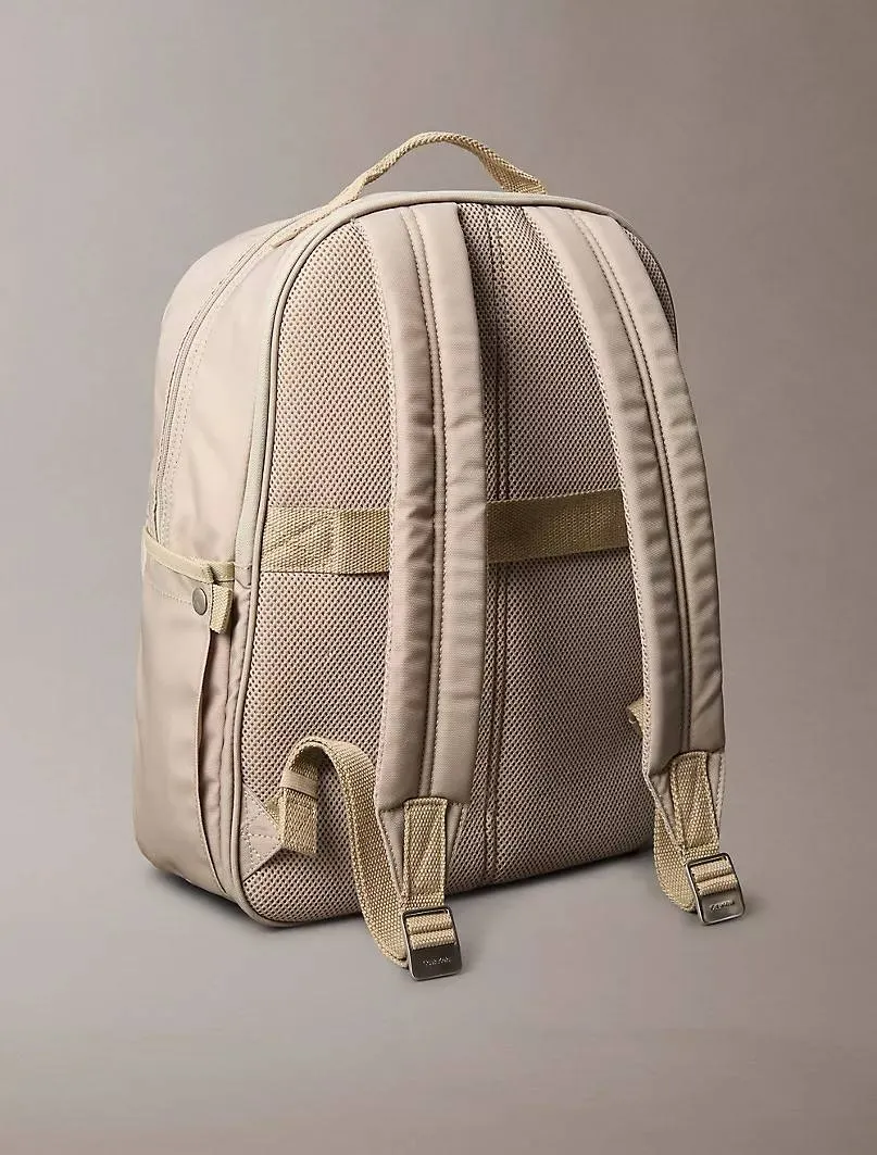 Foto 3 pulgar | Mochila Calvin Klein Escolar Utilitaria Backpack Porta Laptop Espacioso Beige