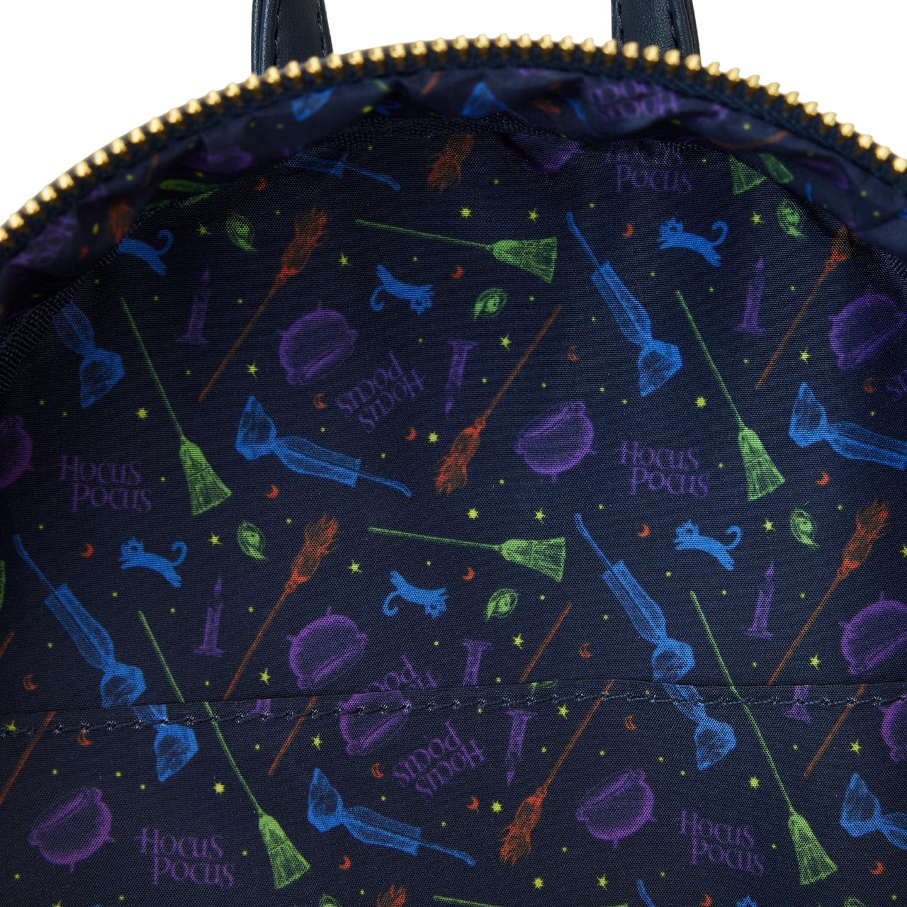 Foto 8 pulgar | Mochila Loungefly Disney Hocus Pocus con Póster de Piel Vegana - Venta Internacional